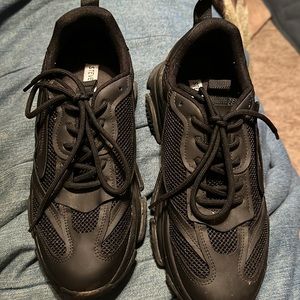 Steve Madden size 12M women’s shoes.  These fit like 11’s